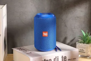 Tragbarer blauer zylindrischer Bluetooth-Lautsprecher Detail mit Mesh-Gewebe für den Außeneinsatz.