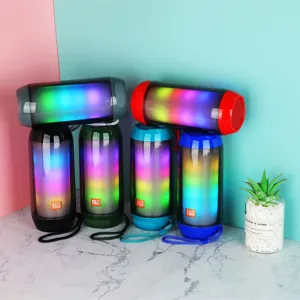 Tragbarer kabelloser Bluetooth-Lautsprecher mit bunten RGB-Lichtern und Stereoklang.