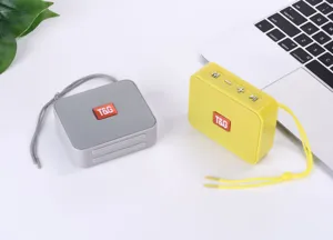 Detailansicht tragbarer Mini-Bluetooth-Lautsprecher in Grau und Gelb mit Kordel und Bedientasten.
