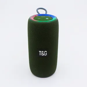 Detailansicht tragbarer kabelloser Bluetooth-Lautsprecher, grünes Netzgewebe, LED-Ring, Kordel.