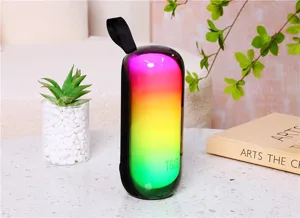 Photo de détail d'un haut-parleur Bluetooth portable avec éclairage RGB et poignée noire.