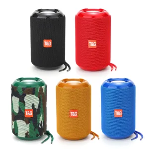 Tragbarer wasserdichter Bluetooth-Lautsprecher mit Stoffbezug, Trageschlaufe und Subwoofer.