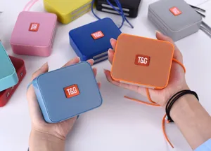 Tragbarer kabelloser Bluetooth-Lautsprecher mit starken Bässen und kompaktem Stereo-Design.