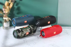 Haut-parleur Bluetooth portable avec tissu et radiateurs de basses en quatre couleurs.