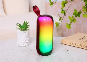 Vue détaillée du mini haut-parleur Bluetooth portable avec des lumières RGB éclatantes.