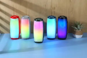Enceinte Bluetooth portable avec lumineuses LED colorées et son stéréo sans fil extérieur.