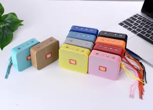 Tragbarer kleiner kabelloser Bluetooth-Lautsprecher mit bunten Farben und praktischem Band.