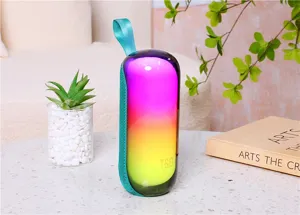Détail haut-parleur Bluetooth mini RGB portable, éclairage coloré vif et sangle cyan pratique.