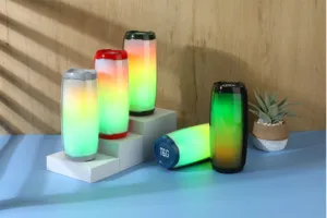 Haut-parleur Bluetooth portable avec éclairage LED coloré dynamique au design cylindrique.