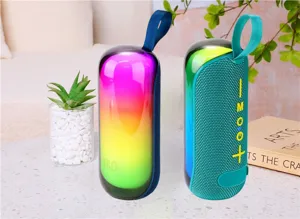 Mini haut-parleur Bluetooth portable avec lumières RGB colorées, basses TWS et sangle pratique.