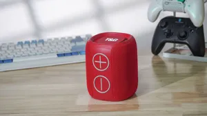 Vista dettagliata dell'altoparlante bluetooth portatile rosso sulla scrivania in legno.