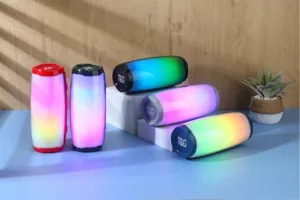Vue détaillée de l'enceinte Bluetooth portable colorée avec lumières LED pour l'extérieur.