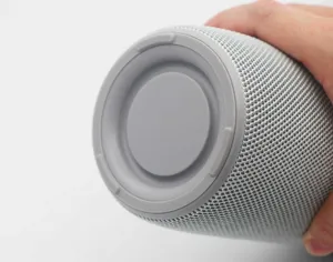 Nahaufnahme der Unterseite des tragbaren kabellosen Bluetooth-Lautsprechers mit Stoffnetz.
