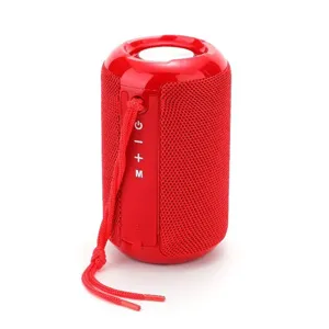 Detailansicht des roten tragbaren Bluetooth-Lautsprechers mit Stoffnetz und praktischem Trageriemen.