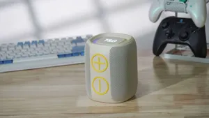 Mini altoparlante Bluetooth portatile con luci LED colorate, cassa wireless per esterni.