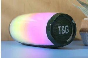 Gros plan d'un haut-parleur Bluetooth portable avec des lumières RVB colorées et un beau son.