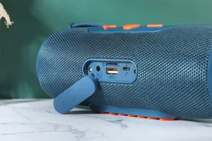 Vue détaillée de l'enceinte Bluetooth sans fil bleue portable avec un port USB.