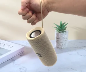 Tragbarer kabelloser Bluetooth-Lautsprecher Detailansicht, khaki Stoff Zylinder Design.