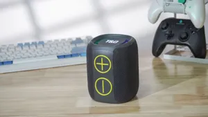 Vista dettagliata del mini altoparlante Bluetooth portatile con corpo in tessuto e pulsanti.