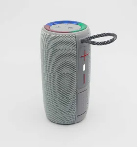 Tragbarer kabelloser Outdoor Bluetooth Lautsprecher Detailansicht mit LED Licht und Stoffbezug.
