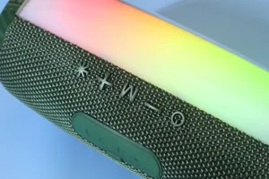 Haut-parleur Bluetooth portable avec lumières LED colorées et basses puissantes.