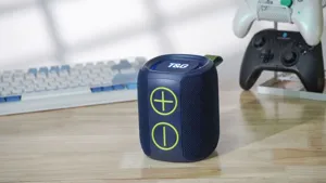 Mini altoparlante Bluetooth portatile blu scuro con pulsanti verdi per uso all'aperto