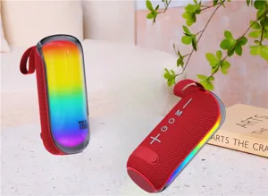 Vue détaillée d'un mini haut-parleur Bluetooth portable avec superbes lumières RGB et basses.