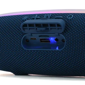 Vue détaillée des ports et du panneau de boutons de l'enceinte Bluetooth en tissu bleu.