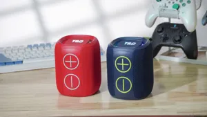 Primo piano di altoparlanti bluetooth portatili senza fili in rosso e blu con tasti.