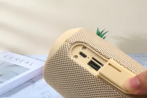 Tragbarer Bluetooth Lautsprecher Detailansicht mit wasserdichter Anschlussabdeckung.