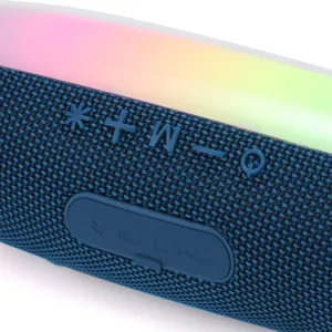 Gros plan détaillé d'un haut-parleur bluetooth portable avec lumière LED et tissu maillé.