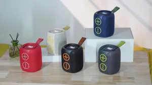Altoparlante Bluetooth portatile senza fili con funzione TWS, design in tessuto e bassi potenti.