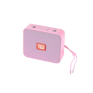 Rosa tragbarer Bluetooth-Lautsprecher Detailansicht, kompaktes kabelloses Audiogerät mit Kordel.