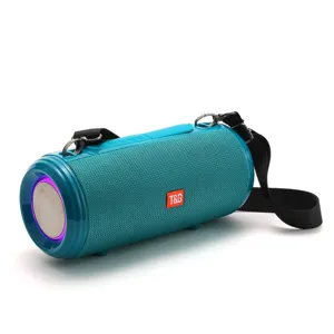 Vue de détail en gros plan du haut-parleur Bluetooth étanche portable avec lumières LED colorées.