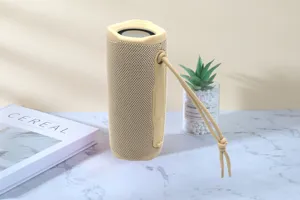 Tragbarer kabelloser Bluetooth-Lautsprecher mit Stoffbezug, Trageschlaufe und starkem Bass.