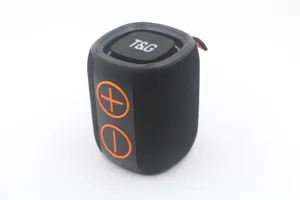 Vista dettagliata di altoparlante bluetooth portatile con corpo in tessuto nero e tasti arancioni