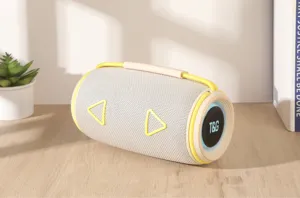 Tragbarer kabelloser Bluetooth-Lautsprecher mit Zylinder-Design, Tragegurt und RGB-Effekten.