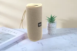 Beige tragbarer kabelloser Bluetooth Lautsprecher mit Mesh Gewebe und starker Bass Detailansicht.