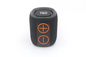 Vista dettagliata dell'altoparlante Bluetooth portatile nero con tasti arancioni.
