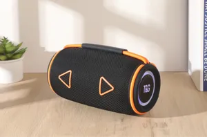Tragbarer zylindrischer Bluetooth Lautsprecher mit RGB Licht, starkem Bass für Outdoor Nutzung.