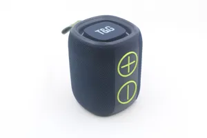 Vista dettagliata altoparlante bluetooth mini portatile in tessuto blu tasti verdi.