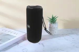 Tragbarer kabelloser Bluetooth-Lautsprecher mit tiefem Bass und wasserdichtem Design.