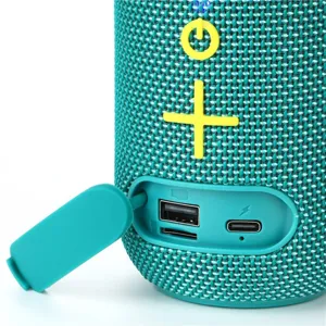 Gros plan de l'enceinte Bluetooth portable montrant la texture en tissu et les boutons.