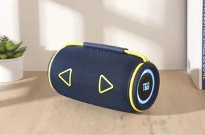 Zylindrisches Bluetooth-Lautsprecher Detail mit bunten RGB-Lichtern und gelben Tasten.