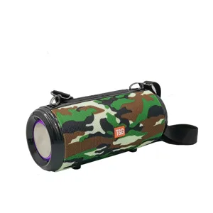 Vue détaillée de l'enceinte Bluetooth étanche portable avec motif camouflage et sangle.