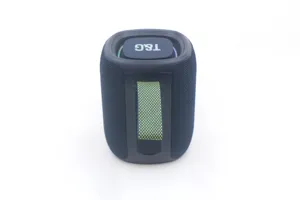Vista dettagliata altoparlante Bluetooth portatile, corpo in rete blu con cinghia di trasporto.