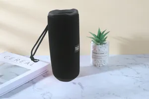 Tragbarer wasserdichter Bluetooth-Lautsprecher mit Stoffnetz und Trageband für den Außeneinsatz.