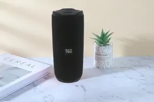 Tragbarer kabelloser Bluetooth-Lautsprecher mit starkem Bass und wasserdichtem Design.