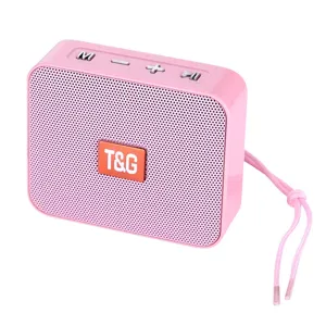 Rosa tragbarer kabelloser Bluetooth-Lautsprecher mit kompaktem Design und Trageband.