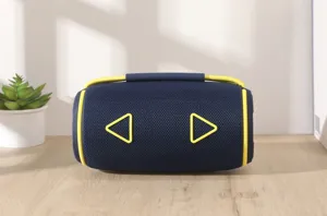 Tragbarer zylindrischer Bluetooth-Lautsprecher mit schwerem Bass und praktischem Tragegurt-Design.